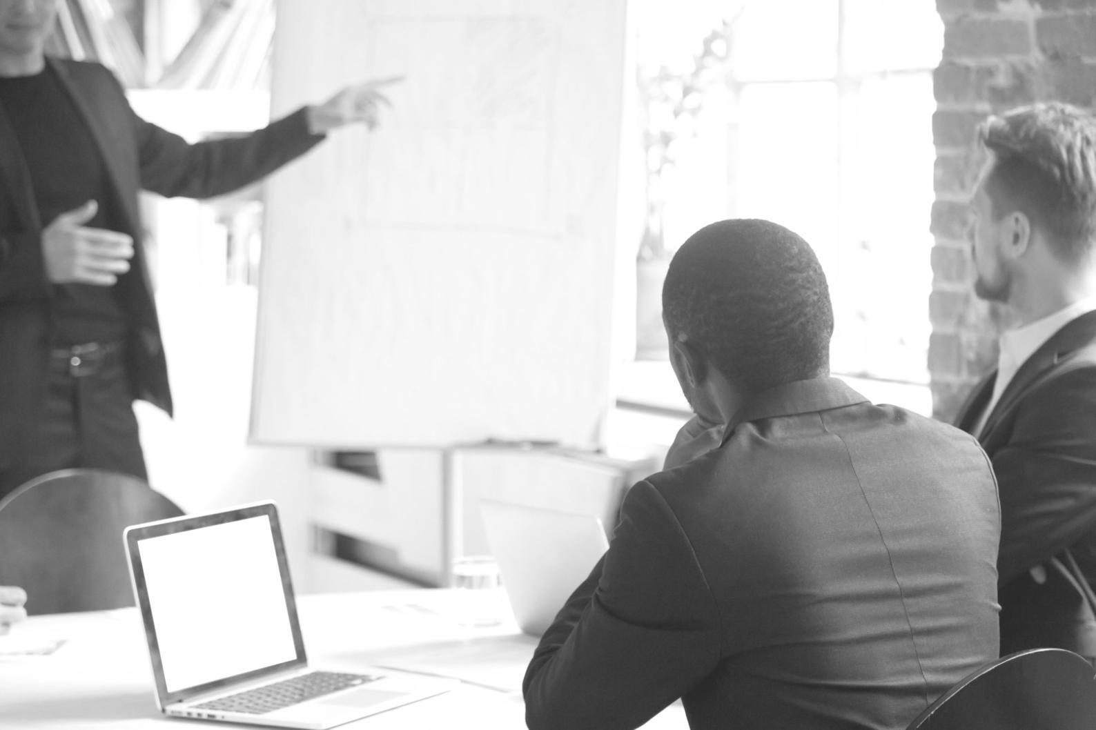 Persona che riflette durante una sessione di coaching individuale