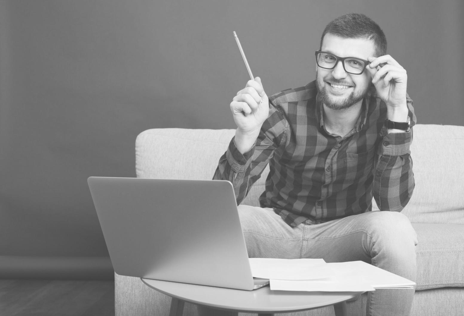 Ambiente di coaching collaborativo con partecipanti impegnati in sessione di apprendimento pratico